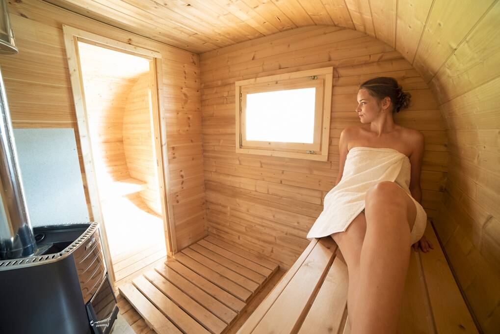 Součástí ubytování na Lipně je i bezplatné využití našeho wellness jako je finská sauna s vířivou kádí - Lipno Club
